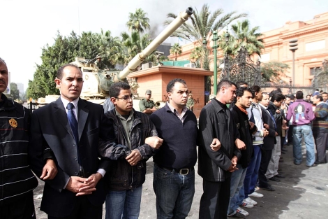 Ciudadanos egipcios forman una cadena humana para proteger el museo. | AFP