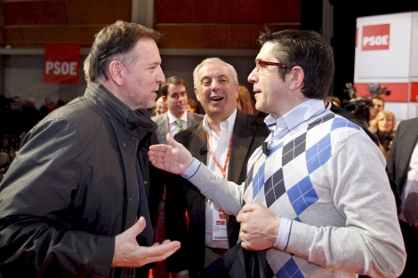 Iglesias habla con Patxi Lpez durante la convencin en Zaragoza. | Efe