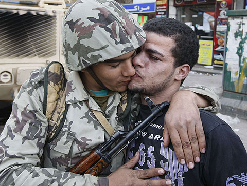 Un soldado besa a un ciudadano, en las calles de El Cairo. | Afp