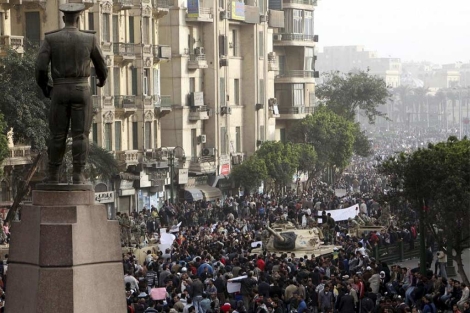 Miles de personas protestan en El Cairo. (Efe)