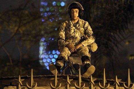 Un soldado hace guardia ante el Museo Egipcio esta noche. | AP