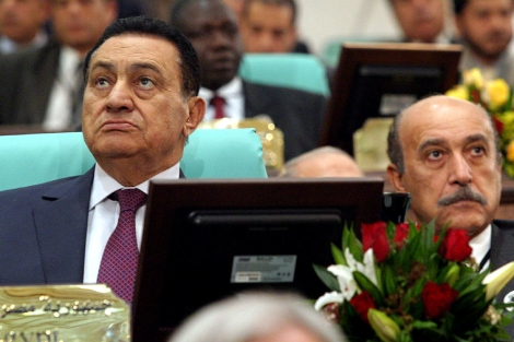 Suleiman (d) y Mubarak, en 2005 en una conferencia de la OIC. | AFP