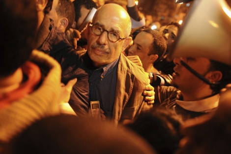 Los opositores han rechazado nombrar a El Baradei (c.) como su lder. | Efe