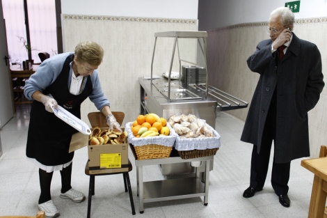 Voluntarios trabajan en un comedor para necesitados en Madrid. | A. Heredia