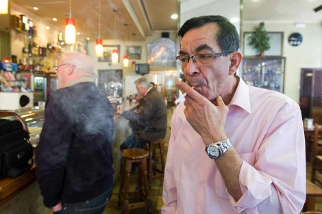 Rodrigo Arroyo, propietario del Bar Rodrigo, fuma contraviniendo la ley. | B. Pajares