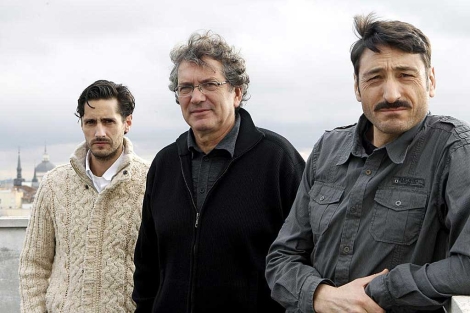 El cineasta Gearardo Herrero (c) y los actores Juan Diego Botto (i) y Carmelo Gómez (d). | Efe