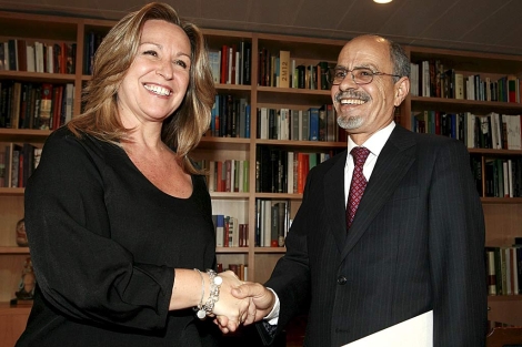 La ministra de Asuntos Exteriores, Trinidad Jimnez, saluda al embajador marroqu. | Efe