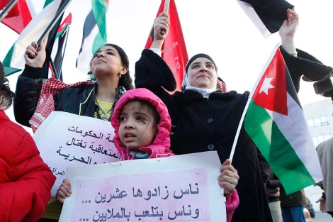 Manifestantes en Jordania gritan frente a la sede del gobierno jordano. | Efe