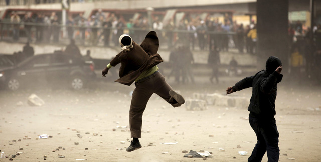 Manifestantes lanzan piedras durante los enfrentamientos en la Plaza de Tahrir. | Efe |  VEA MS IMGENES