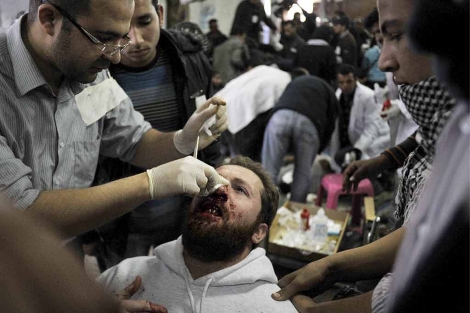Un herido en las manifestaciones, atendido en la Plaza de Tahrir. | Efe