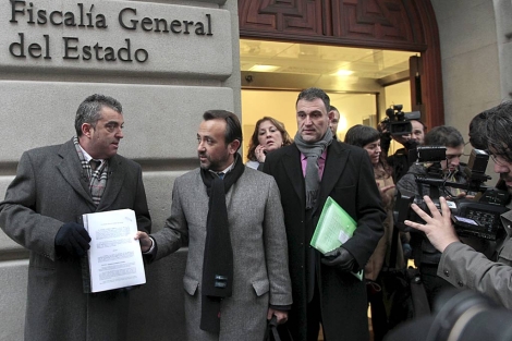 Enrique Vila (c) al presentar la denuncia en la Fiscala General. | Chema Moya