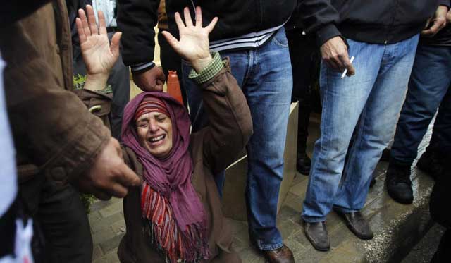 Una mujer llora en la emblemtica Plaza Tahrir. | Reuters