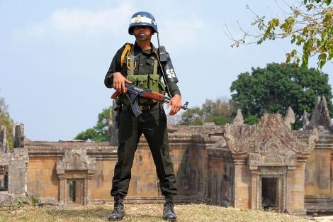 Un soldado de Camboya en el templo de Preah Vihear, en la zona fronteriza disputada con Tailandia. | Afp