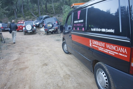 La furgoneta del tanatorio, en el paraje de Alcudia de Veo donde muri el cazador. | Juan Mart