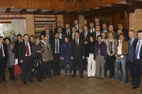 Foto de familia del grupo de polticos gallegos vinculados al Gobierno, entre ellos los ministros Blanco, Caamao y Espinosa, durante una cena en Madrid en febrero de 2010.