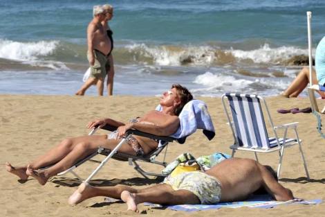 Los turistas disfrutan de la playa de Las Canteras de Las Palmas de Gran Canaria. | Efe.