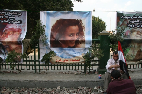 Fotos de los 'mrtires de la revolucin' en la Plaza de Tahrir. | F. Carrin