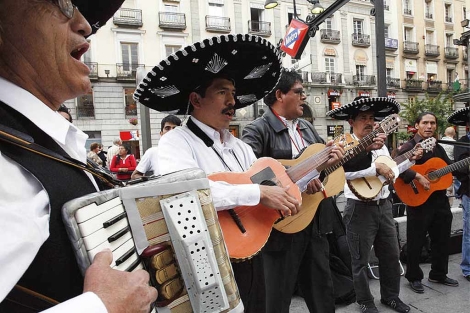 Un banda de mariachis acta en la Puerta del Sol. (EM)