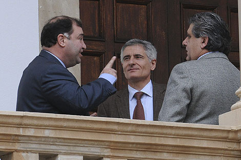 Vicens y su abogado discuten con el fiscal en una imagen de archivo | Pep Vicens