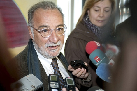 El director general de Trfico, Pere Navarro, responde a los periodistas en Toledo. | Efe