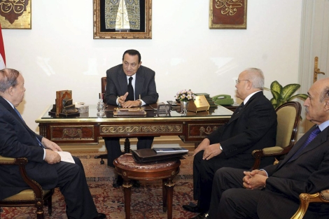 El presidente egipcio, Hosni Mubarak, conversa con miembros de su Gabinete. | Efe
