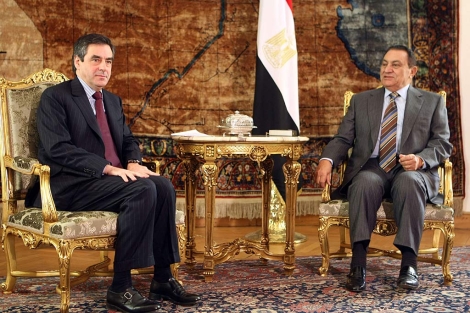Fillon (i) y Mubarak, juntos en El Cairo en diciembre de 2008. | AFP