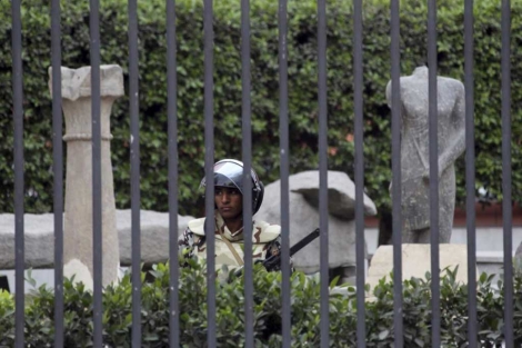 Un soldado egipcio patrulla los jardines del Museo Egipcio en la plaza Tahrir. | Jim Hollander / Efe
