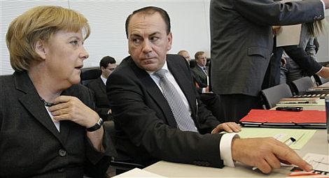 La canciller alemana, Angela Merkel, junto al presidente del Bundesbank, Alex Weber. | AP
