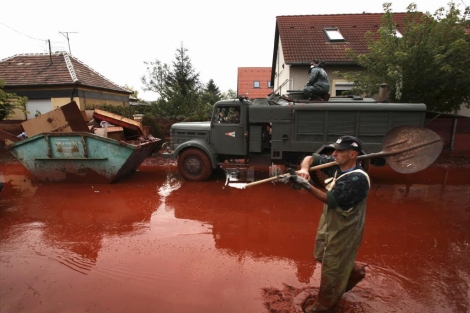 Un voluntario trabaja en la limpieza del vertido húngaro en octubre pasado. | EFE