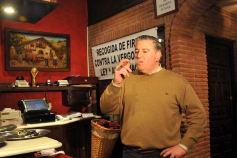 El propietario del asador donde se permite fumar. | Javier Martn