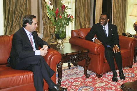El presidente del Congreso junto a Obiang. | Efe