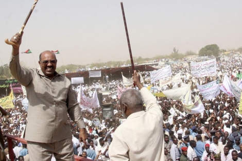 El presidente de Sudn, Omar al-Bashir, durante una visita en Omrowaba. | Reuters