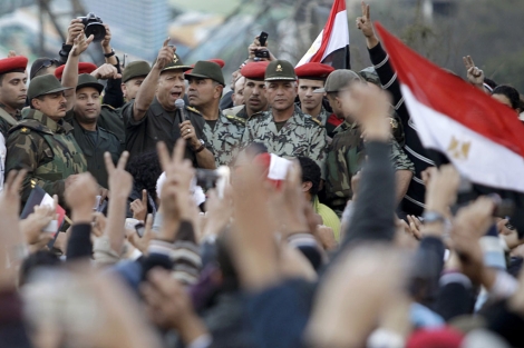 Los manifestantes celebran la intervencin del general Al-Roueini en la plaza. | Reuters