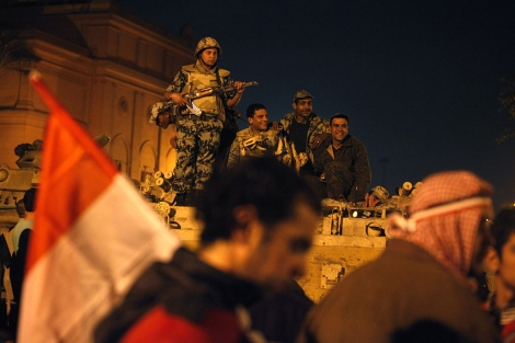 Varios soldados, ante los manifestantes de la plaza de la Liberacin. | Reuters