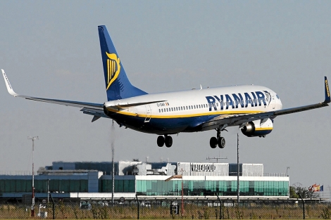 Un avión de Ryanair despega del aeropuerto de Valladolid | R. Álvarez Cacho