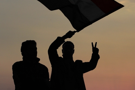 Dos manifestantes celebran la caída de Mubarak. | AP