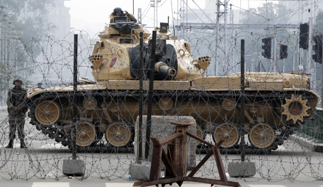 Un tanque del Ejrcito egipcio protege el Palacio Presidencial en El Cairo. | Reuters VEA MS FOTOS