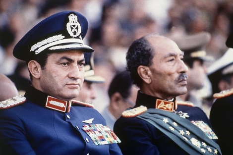El presidente Sadat con su vicepresidente Mubarak (i), poco antes de que el primero fuese asesinado, en octubre de 1981. | AP