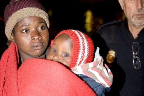 Una de las mujeres subsaharianas que llegaron a Motril , con su beb. | Efe