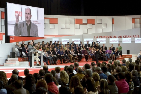Participantes en la Convencin socialista escuchan la intervencin de Chave en Sevilla. | Efe