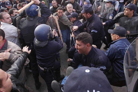 La policía carga contra los manifestantes en Argel.| Reuters
