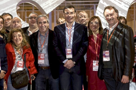 Toms Gmez se fotografa con un grupo de alcaldes de Madrid. | Efe