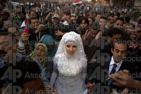 Boda celebrada en la plaza Tahrir. | Ap