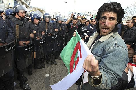 Un manifestante se enfrenta a la polica, ayer. | Efe