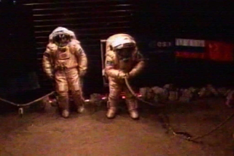 Dos astronautas ensayan la caminata. | ESA