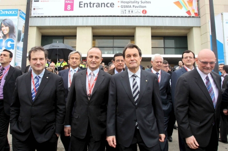 El ministro de Industria,Miguel Sebastin (2i), acompaado del president de la Generalitat, Artur Mas (2d), el alcalde de Barcelona, Jordi Hereu (i), y el presidente del MWC, John Hofman (d). | Efe