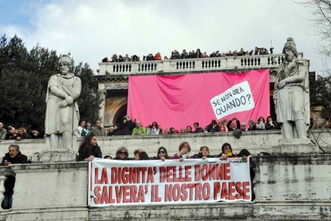 Manifestacin contra Berlusconi en la plaza del Pueblo de Roma. | Efe