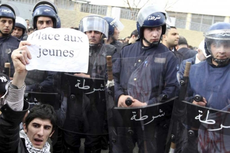 Un manifestante reivindica los derechos de los jvenes en Argel. | Efe