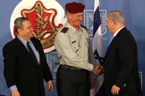Netanyahu (dcha.) saluda al nuevo jefe del Ejrcito. | Afp