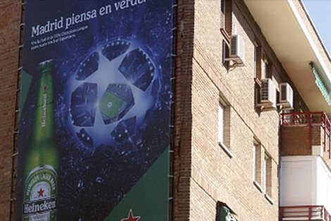 Una lona publicitaria en un edificio de viviendas en Madrid. | EM